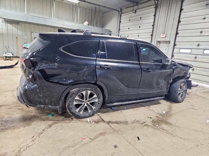 2022 TOYOTA HIGHLANDER XLE 3