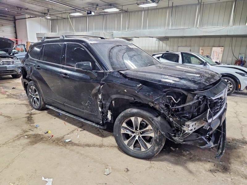 2022 TOYOTA HIGHLANDER XLE 4