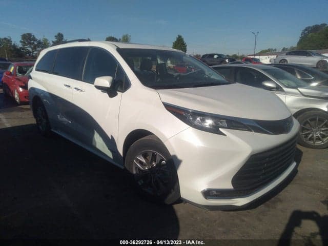 2021 TOYOTA SIENNA XLE 1