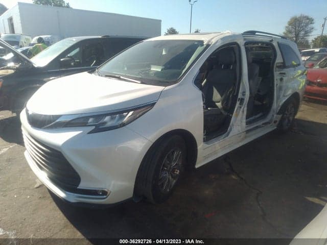 2021 TOYOTA SIENNA XLE 2