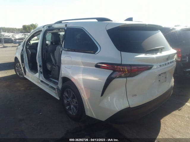 2021 TOYOTA SIENNA XLE 3