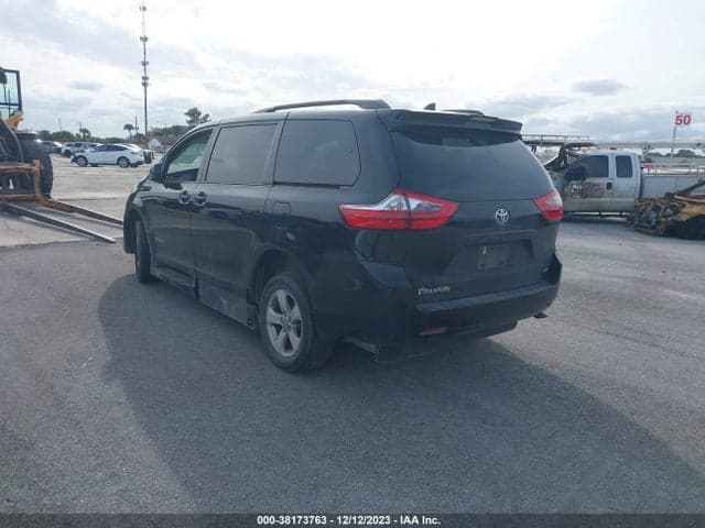 2020 TOYOTA SIENNA LE 3