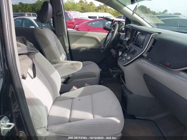 2020 TOYOTA SIENNA LE 5