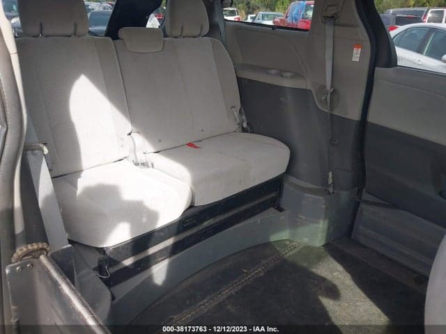 2020 TOYOTA SIENNA LE 8