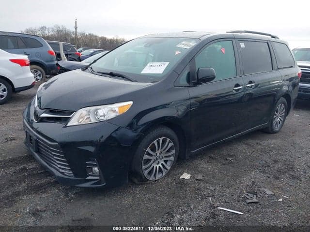 2018 TOYOTA SIENNA XLE 2