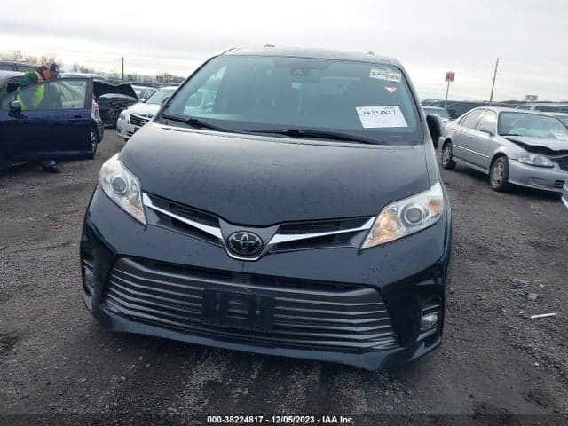 2018 TOYOTA SIENNA XLE 12