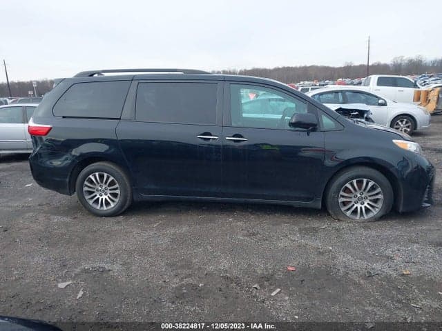 2018 TOYOTA SIENNA XLE 13