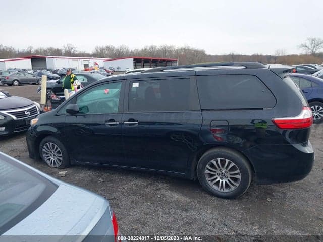 2018 TOYOTA SIENNA XLE 14