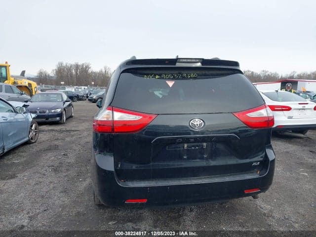 2018 TOYOTA SIENNA XLE 16