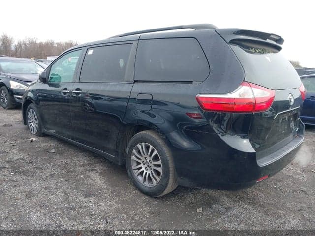 2018 TOYOTA SIENNA XLE 3