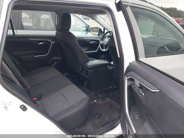 2020 TOYOTA RAV4 XLE 8