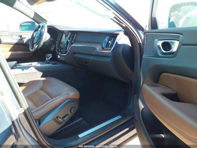 2021 VOLVO XC60 T5 MOMENTUM 5