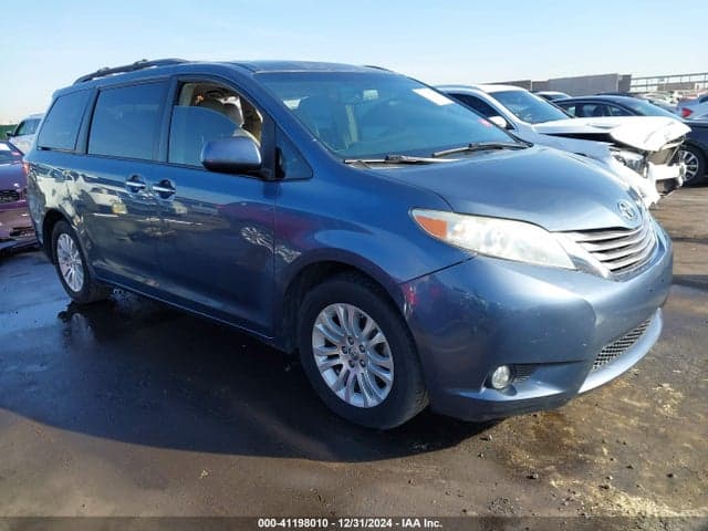 2017 TOYOTA SIENNA XLE 8 PASSENGER 1