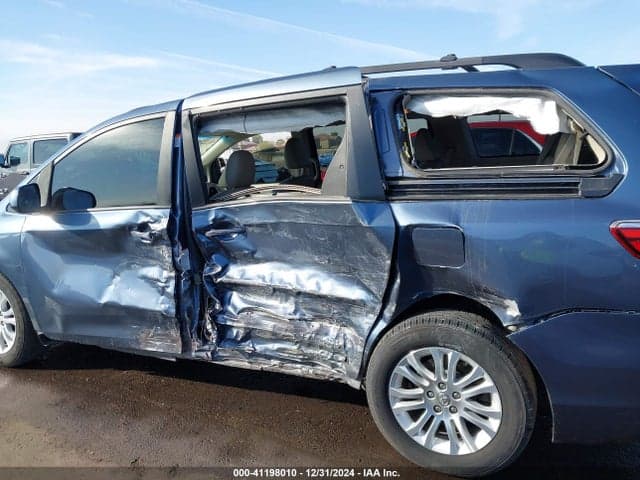 2017 TOYOTA SIENNA XLE 8 PASSENGER 6