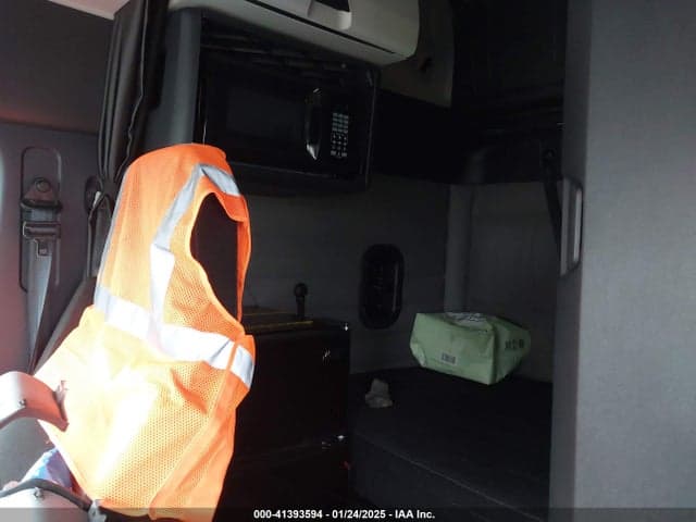 2022 FREIGHTLINER NEW CASCADIA 126 8