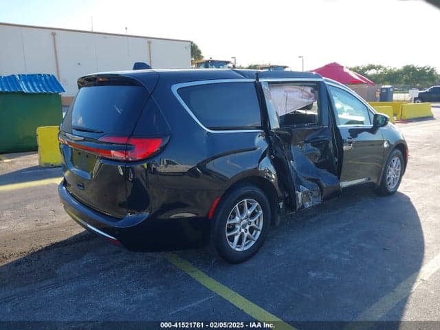 2023 CHRYSLER PACIFICA TOURING L 4