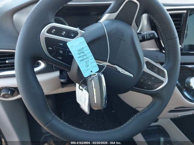 2023 CHRYSLER PACIFICA TOURING L 11