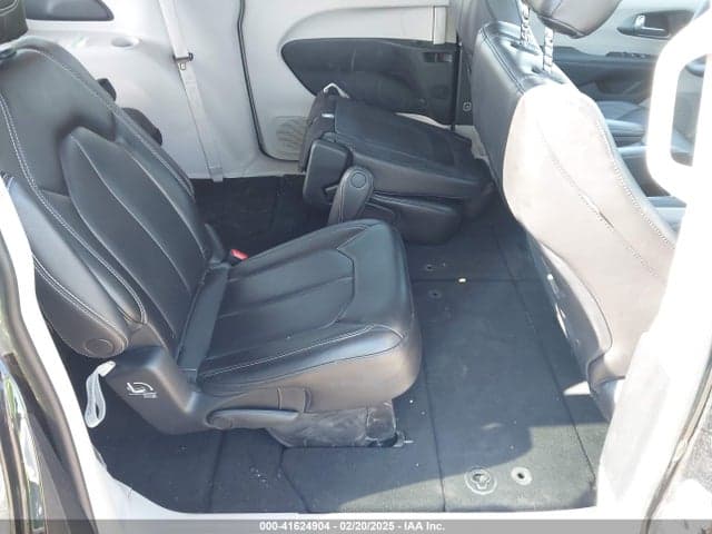 2023 CHRYSLER PACIFICA TOURING L 8