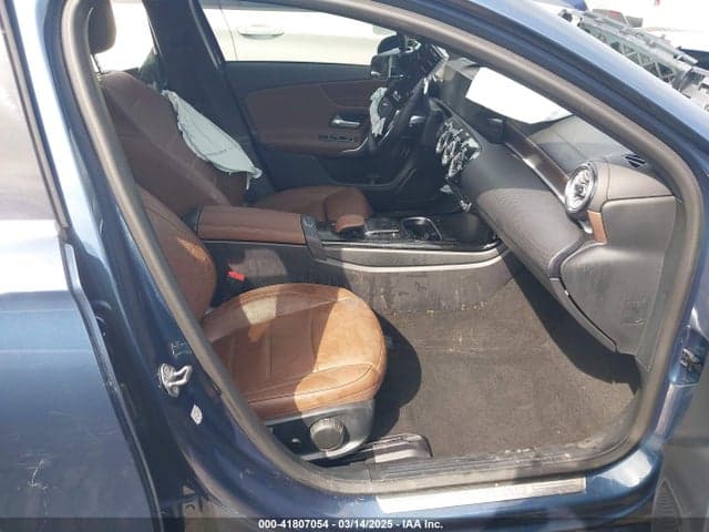 2022 MERCEDES-BENZ A 220 5