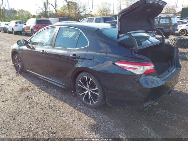 2020 TOYOTA CAMRY SE 3
