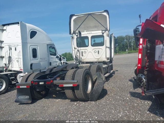 2021 FREIGHTLINER NEW CASCADIA 116 4