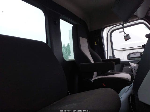 2021 FREIGHTLINER NEW CASCADIA 116 8