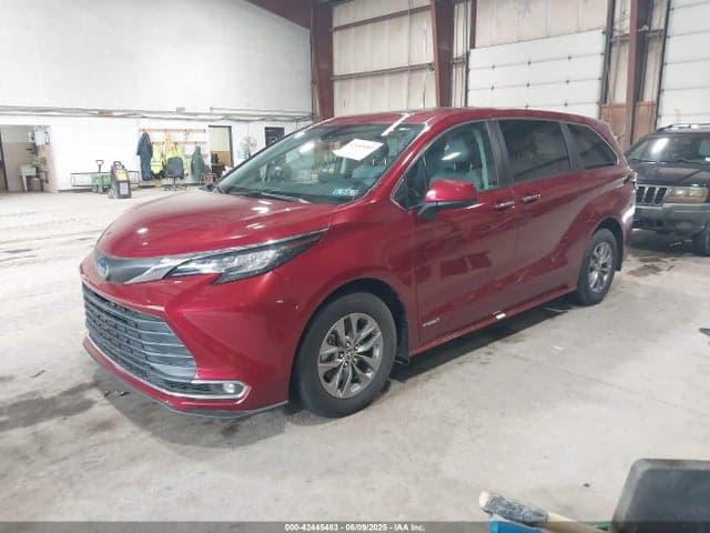 2021 TOYOTA SIENNA XLE 2