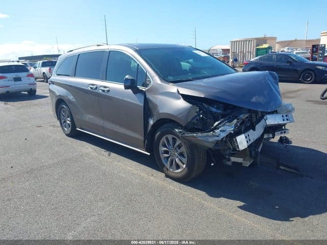 2022 TOYOTA SIENNA XLE