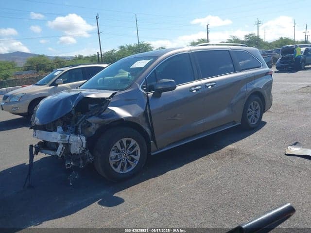 2022 TOYOTA SIENNA XLE 2
