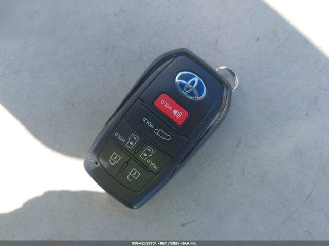 2022 TOYOTA SIENNA XLE 11