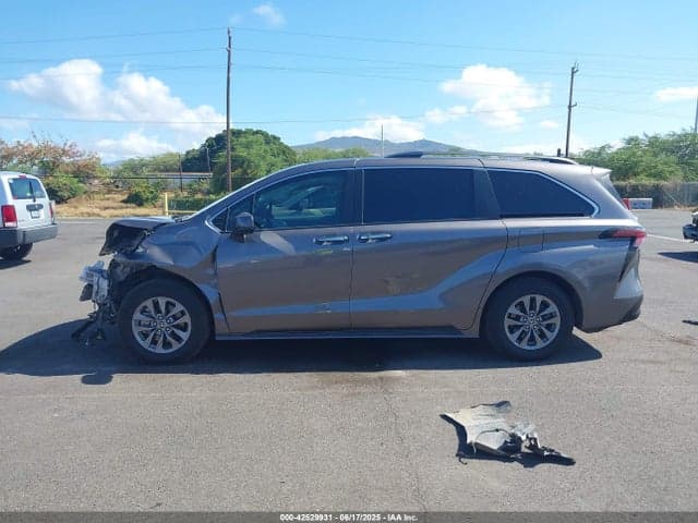 2022 TOYOTA SIENNA XLE 15