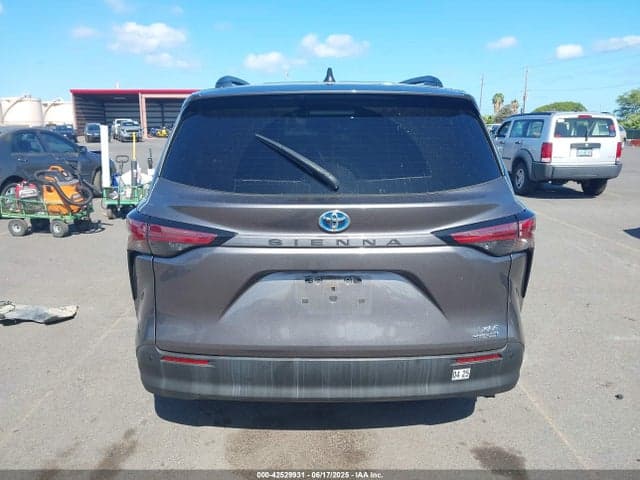 2022 TOYOTA SIENNA XLE 17
