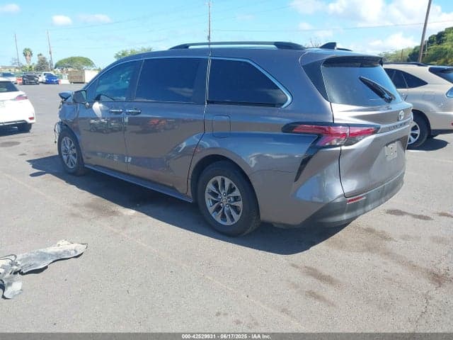 2022 TOYOTA SIENNA XLE 3