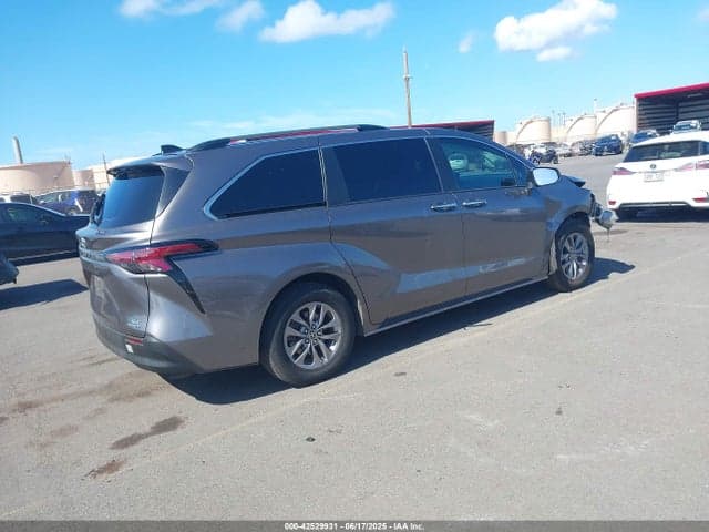 2022 TOYOTA SIENNA XLE 4