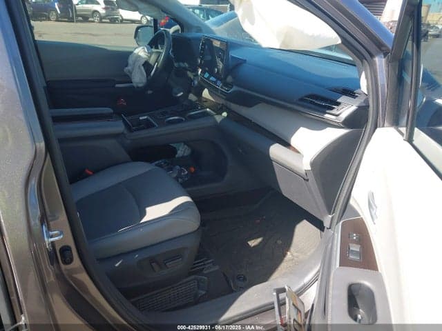 2022 TOYOTA SIENNA XLE 5