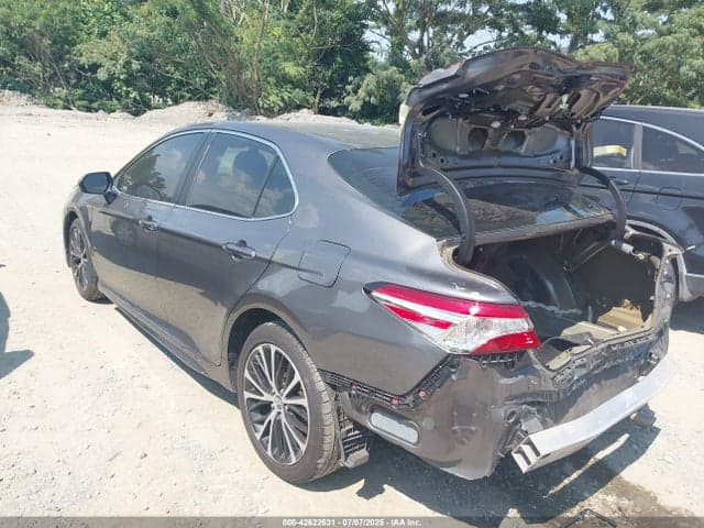 2020 TOYOTA CAMRY SE 3