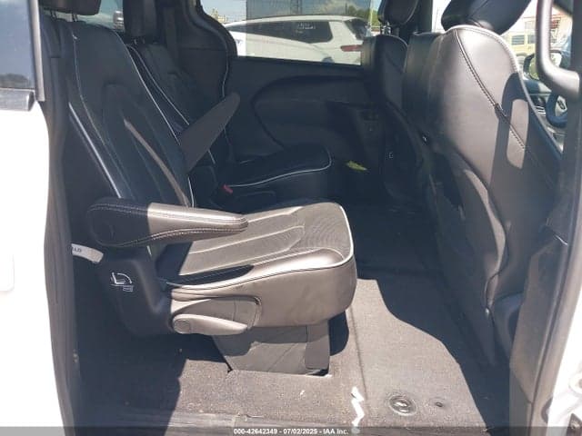 2025 CHRYSLER PACIFICA LIMITED 8