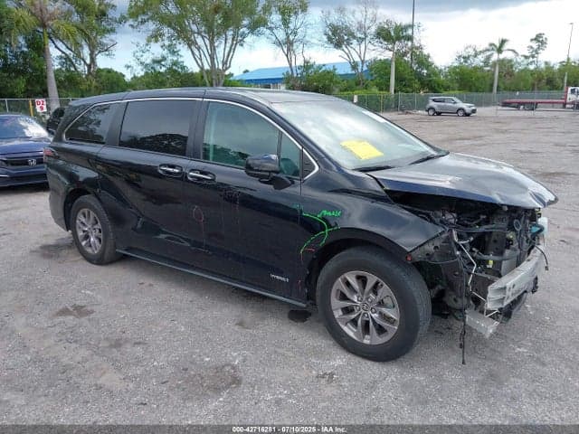 2021 TOYOTA SIENNA XLE