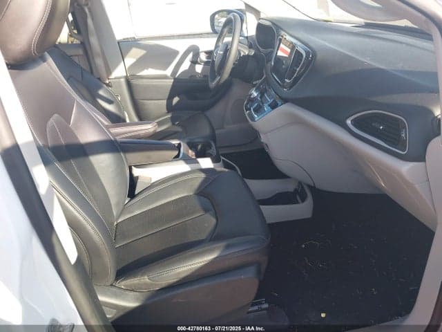2024 CHRYSLER PACIFICA TOURING L 5