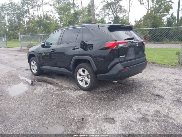 2021 TOYOTA RAV4 XLE 3