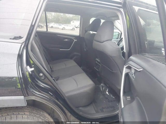 2021 TOYOTA RAV4 XLE 8