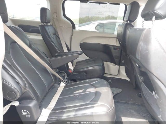 2023 CHRYSLER PACIFICA TOURING L 8
