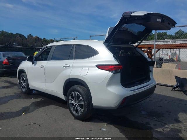 2023 TOYOTA HIGHLANDER XLE 3
