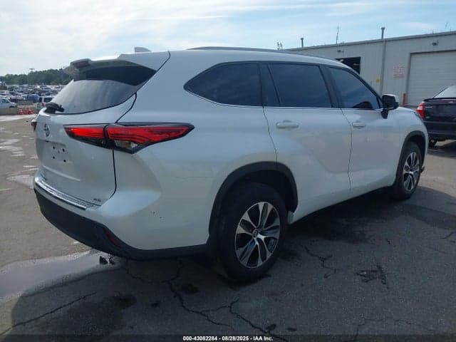 2023 TOYOTA HIGHLANDER XLE 4