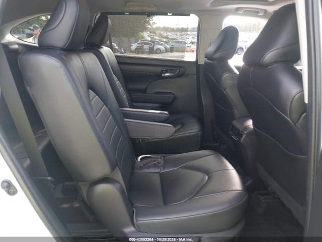 2023 TOYOTA HIGHLANDER XLE 8