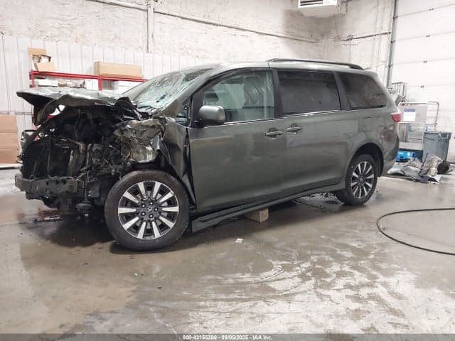 2018 TOYOTA SIENNA LE 7 PASSENGER 2