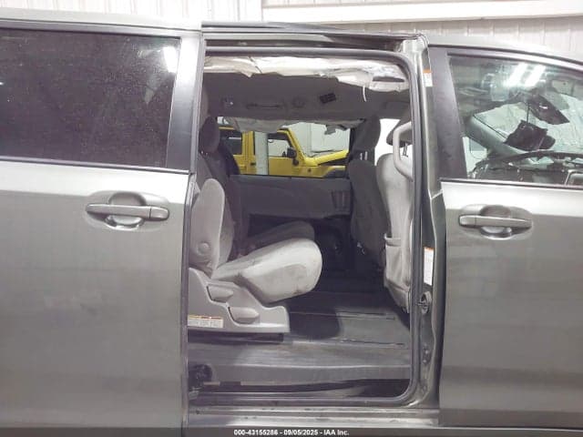 2018 TOYOTA SIENNA LE 7 PASSENGER 8
