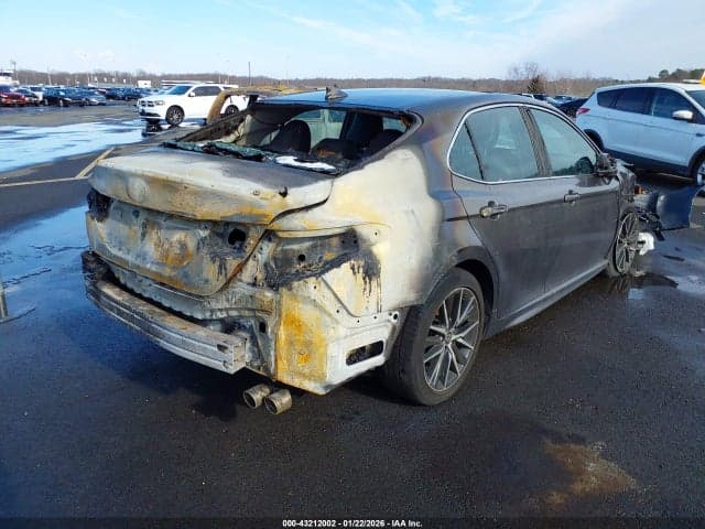 2021 TOYOTA CAMRY SE 4