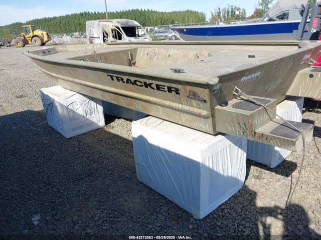 2025 TRACKER 17' 3