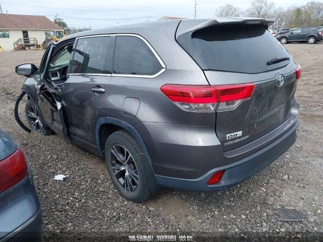 2017 TOYOTA HIGHLANDER LE 3